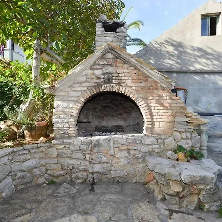 Kroatisches Steinhaus - #a33148 * Sali